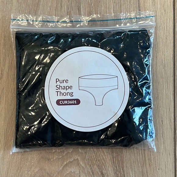 CURVEEZ Pure Shape Thong - Black - Picture 7 of 9